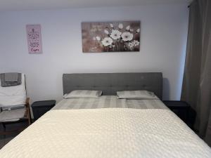 a bed in a bedroom with a picture on the wall at Villa Violand in Limanu