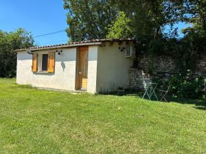 a small house with a window and a door at Le Cabanon de Pépé in Mane
