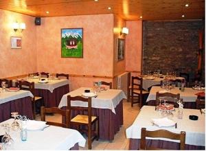 A restaurant or other place to eat at Hotel Ca de Graus
