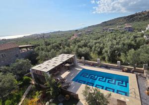 Luftaufnahme eines Hauses mit Swimmingpool in der Unterkunft Spitiko Mas in Riglia