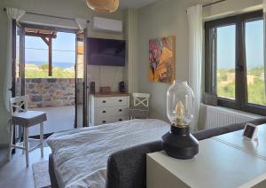ein Schlafzimmer mit Bett, Schreibtisch und Fenster in der Unterkunft Spitiko Mas in Riglia