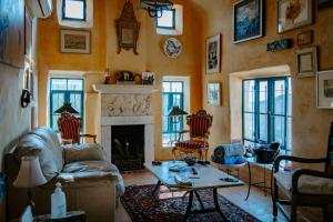 a living room with a couch and a fireplace at Beit Al Fannan in Ţabaqat Faḩl