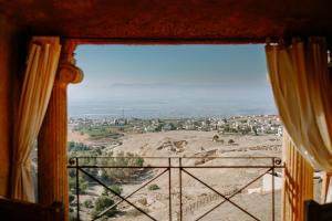 a view of a desert from a window at Beit Al Fannan in Ţabaqat Faḩl +37 photos