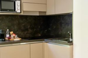 a kitchen with a sink and a microwave at Regina e Oriente in Baveno