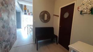 a hallway with a door and a chair in a room at T2 en duplex spacieux et central in Andernos-les-Bains
