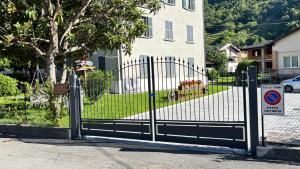 a gate with a sign in front of a house at La Casa di Adele in Tirano