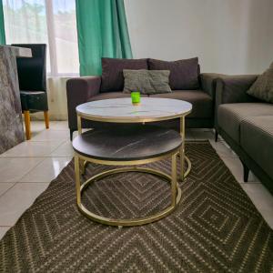 a living room with a coffee table and a couch at OasisBhmz in Ponta do Ouro