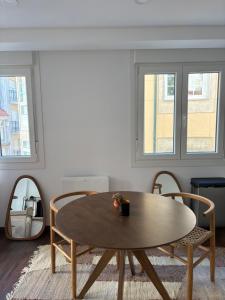 a table and chairs in a room with a mirror at Ribeira Penélope in Ribeira
