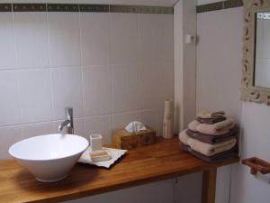 a bathroom with a sink and towels on a counter at Le Tilleuil in Combiers