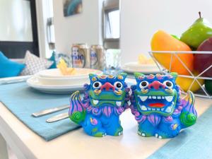two colorful foo dogs sitting on top of a table at White Cube Yagaji 沖縄 - Kouri Churaumi - 1min Beach-Max 10ppl-2 Parking in Nago