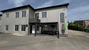 a white brick building with a couch in the doorway at Hotel Reels - Residencial O TRINDADE in Águeda