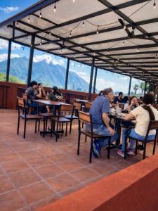 Eine Gruppe von Menschen sitzt an Tischen in einem Restaurant in der Unterkunft Hotel Barrio Boutique in Monterrey