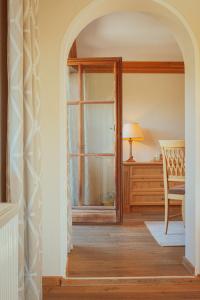an archway leading into a living room with a window at Hotel Zur Post in Alpbach