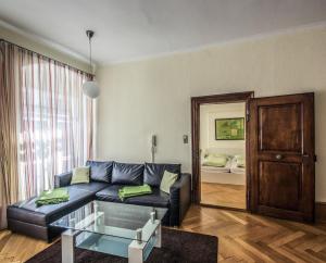 a living room with a black couch and a table at Haus Spiegel - Cramergasse, Lindau Insel in Lindau