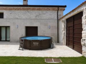 a hot tub in a yard next to a garage at La Cantizada in Viloria