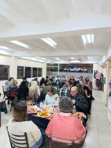 a group of people sitting at tables eating food at Hotel Ke Kuul in Salta