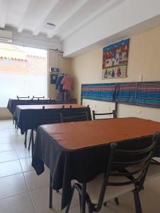 a classroom with tables and chairs in a room at Hotel Ke Kuul in Salta