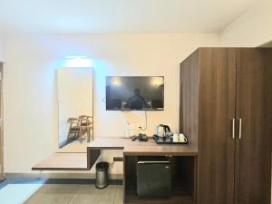 a room with a desk and a large mirror at Casa Sevara Hotel in Vagator