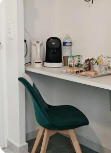a green chair sitting under a shelf at VILLA Plein Sud Piscine Spa Climatisation Parking privé calme et détente in Cavalaire-sur-Mer