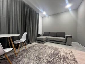 a living room with a couch and a table at APARTMENT CENTRAL zm in Edineţ