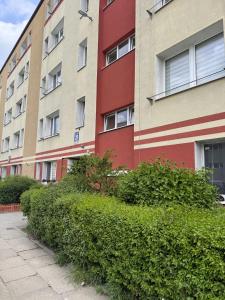 a row of buildings with bushes in front of them at Apartament Szafir in Gdańsk