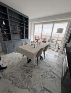 a dining room with a table and chairs in a room at home santos in Tulle