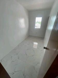 a room with a marble floor and a window at Mendoza's Apartment in Tuy