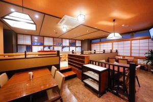 富山多美迎富山酒店的餐厅设有木桌、桌椅和西德西德西德西德西德西德西德西德西德西德西德西德西德西德西德西德西德西德西德西德西德西德西德西德西德西德西德西德西德西德西德西德西德西德西德西德西德西德西德西德西德西德西德西德西德西德西德西德西德西德西德西德西德西德西德西德西德西德西德西德西德西德西德西德西德西餐厅