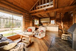 a living room with a table and chairs in a cabin at Nuustaku Guesthouse in Otepää