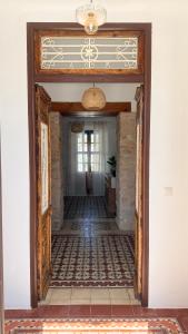 an open door into a hallway with a tile floor at La Casa del Rey Alhamar in Arjona