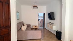 a living room with a couch and a tv at La Casa del Rey Alhamar in Arjona