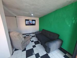 ein Wohnzimmer mit Sofa und Sessel in der Unterkunft Casona Don Nilo in Morelia