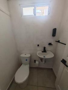 ein weißes Badezimmer mit Toilette und Waschbecken in der Unterkunft Casona Don Nilo in Morelia + 14 Fotos