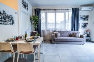 a living room with a table and a couch at NOVELLA DEL MAR prima fila dal mare in Grottammare