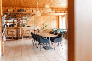 a dining room with a table and chairs at Kröver Berg in Kröv