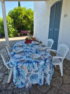 a table with a blue and white table cloth at La Lamia celeste in Impalata