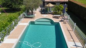 an overhead view of a swimming pool at Gite chez kinou in Montans