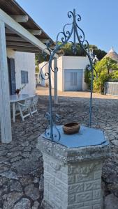 a stone fire place in a yard with a building at La Lamia celeste in Impalata