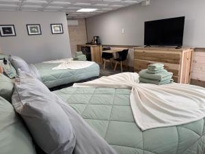 a room with two beds and a flat screen tv at Raystown Country Lodge in Huntingdon