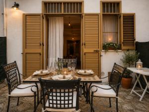 a wooden table with chairs and a tableasteryasteryasteryasteryasteryasteryasteryastery at Valle Verde 4 Clima & Wi-Fi in Castellammare del Golfo