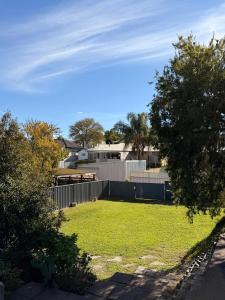 a yard with a fence and a field of grass at Fleur de Collie in Collie +8 photos
