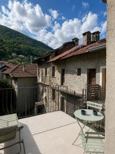 eine Terrasse mit einem Tisch und einem Gebäude in der Unterkunft Ca' Bregagno in Cremia