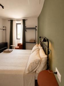 ein Schlafzimmer mit einem Bett, einem Stuhl und einem Fenster in der Unterkunft Ca' Bregagno in Cremia