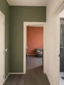 ein Wohnzimmer mit grünen Wänden und einem Sofa in der Unterkunft Ca' Bregagno in Cremia + 18 Fotos