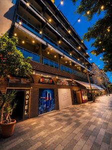 a building with lights on the side of it at Giray Hotel in Alanya