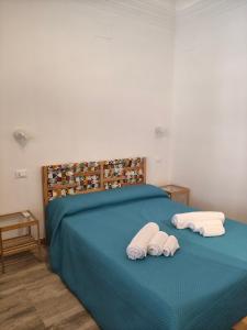 a bedroom with two towels on a bed at Appartamento Giulia in Favignana