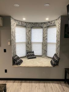 a window seat in a living room with two windows at The Station House in Brantford