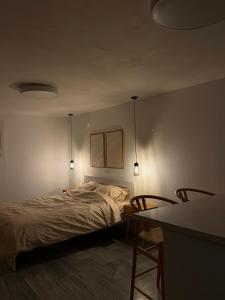 a bedroom with a bed with two chairs and a table at Saint Nectaire in Kardhianí
