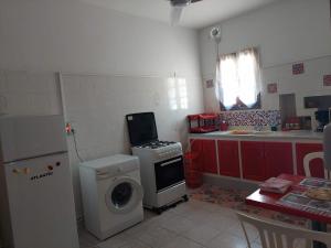 a kitchen with a washing machine and a washer at Résidence Kyranis appartement Noix de Coco in Sfax