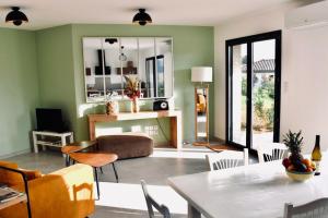 a living room with a table and chairs at L'échappée Bourguignonne in La Vineuse